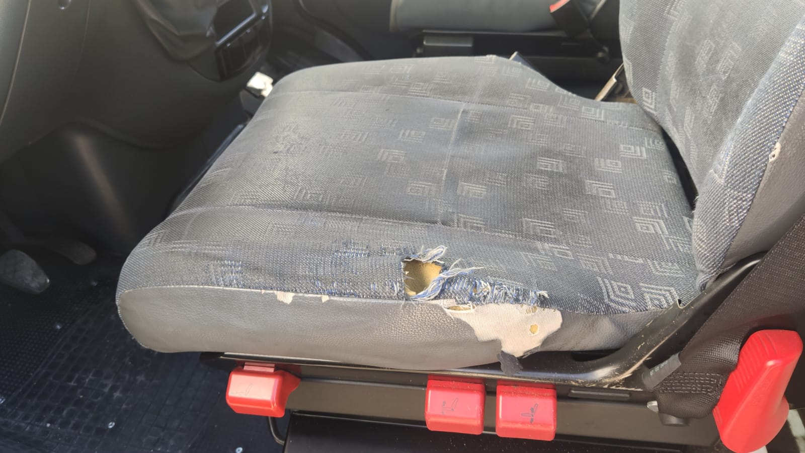 Uno de los vehículos de conducciones de presos y detenidos con agujeros en el asiento. Fotografía: AUGC.