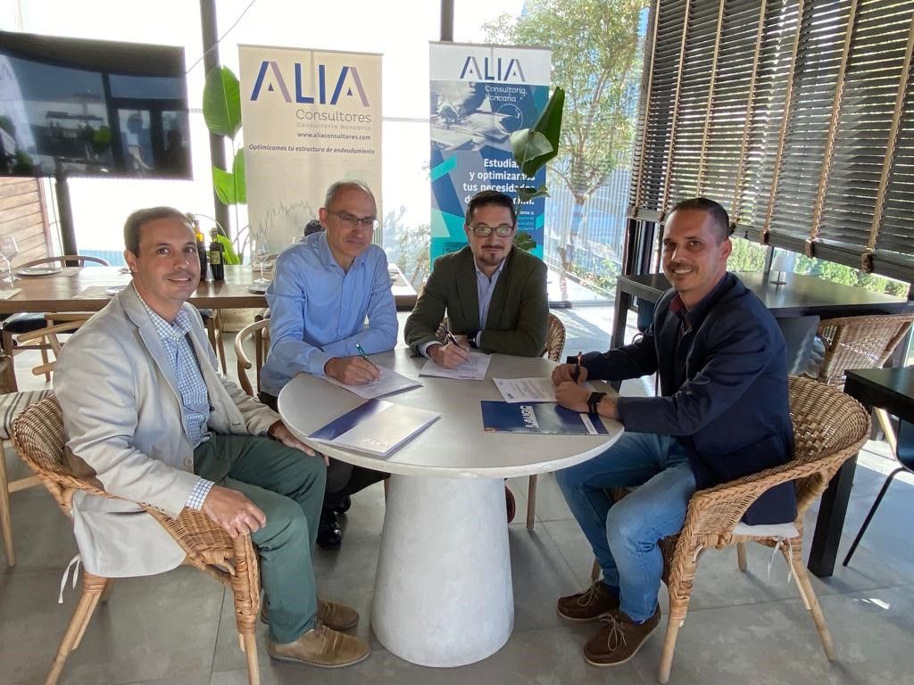 Los representantes asociativos de la Delegación de AUGC junto a los miembros del equipo de Alia Consultores.