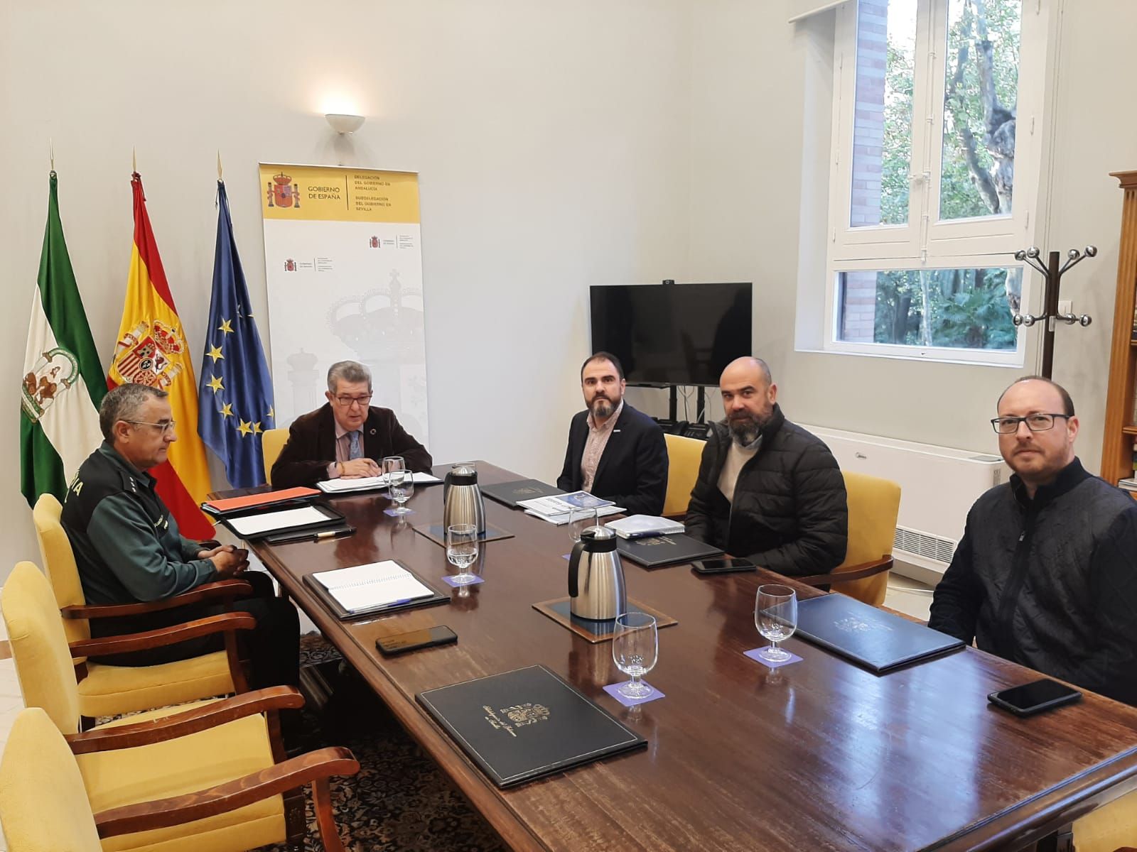 Fotografía de la mesa de reunión celebrada entre AUGC y el Subdelegado del Gobierno en Sevilla, D. Carlos Toscano.