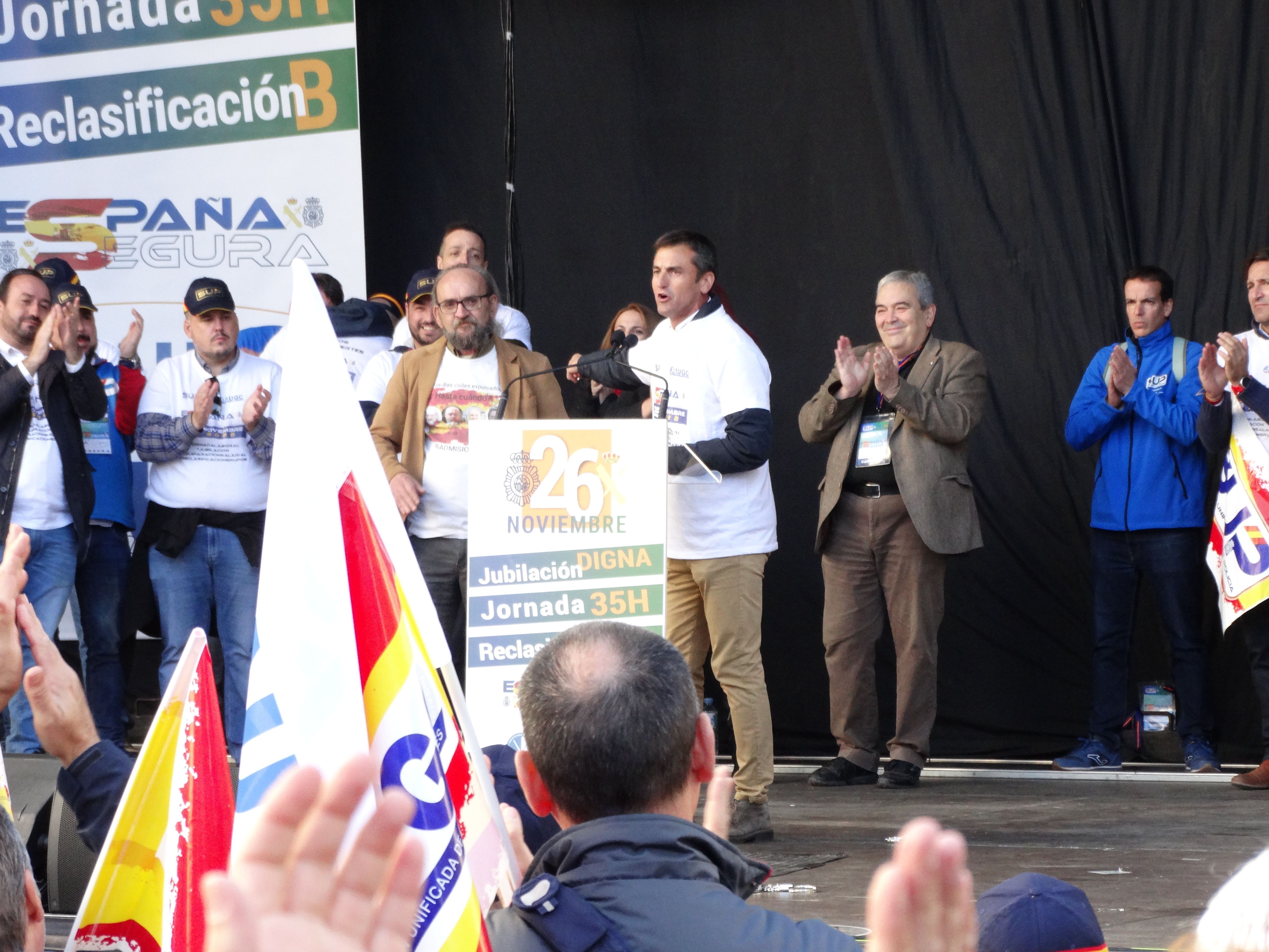 El Sargento primero José Morata junto a Juan Fernández, Secretario General Nacional de AUGC, durante la manifestación del 26 de noviembre en Madrid. El Sargento primero José Morata junto a Juan Fernández, Secretario General Nacional de AUGC, durante la manifestación del 26 de noviembre en Madrid.