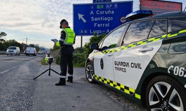 un guardia civil de trafico en una via en galicia