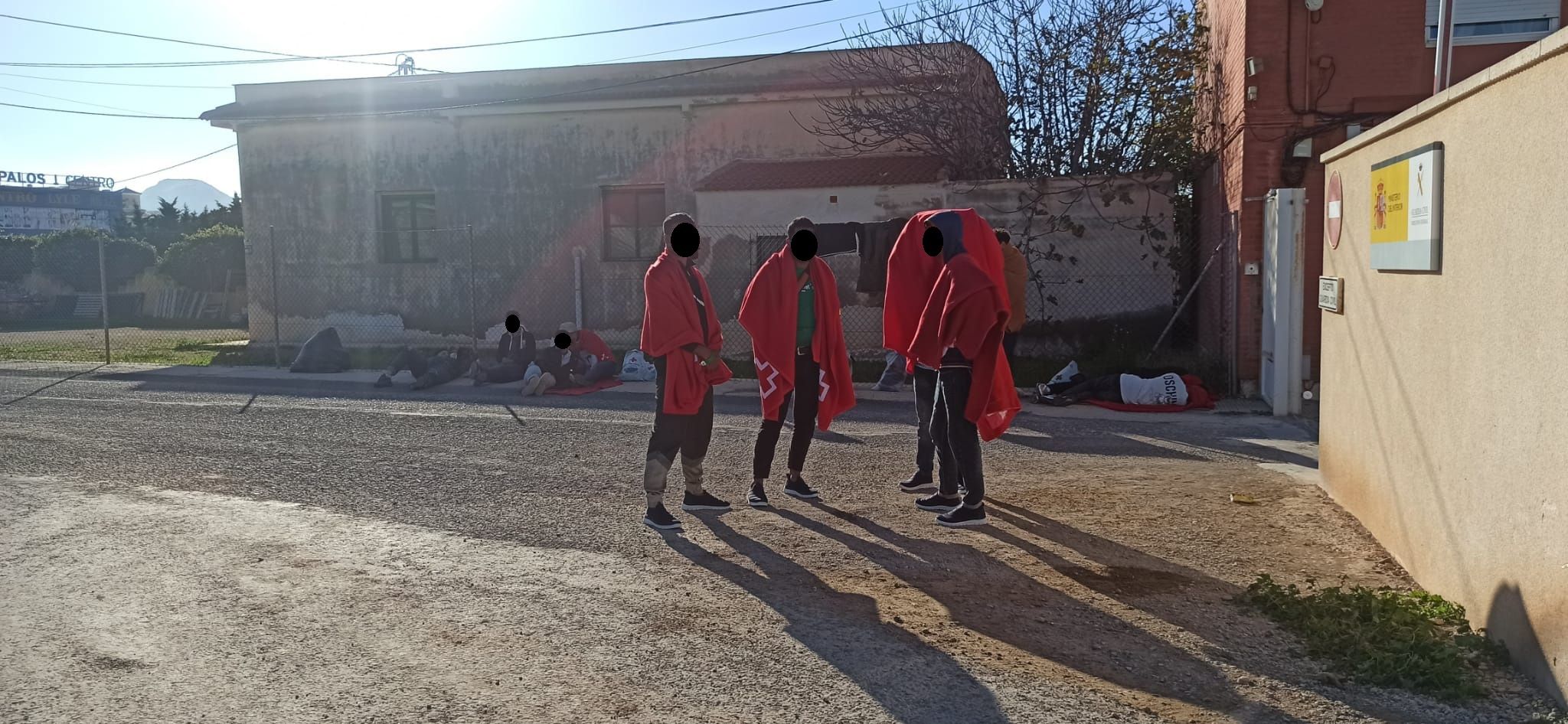 Las víctimas del tráfico de seres humanos que alcanzaron tierra en Navidad, tuvieron que estar a la intemperie, sin apenas comida, con mantas y algunos de ellos se tuvieron que tumbar en el suelo. 