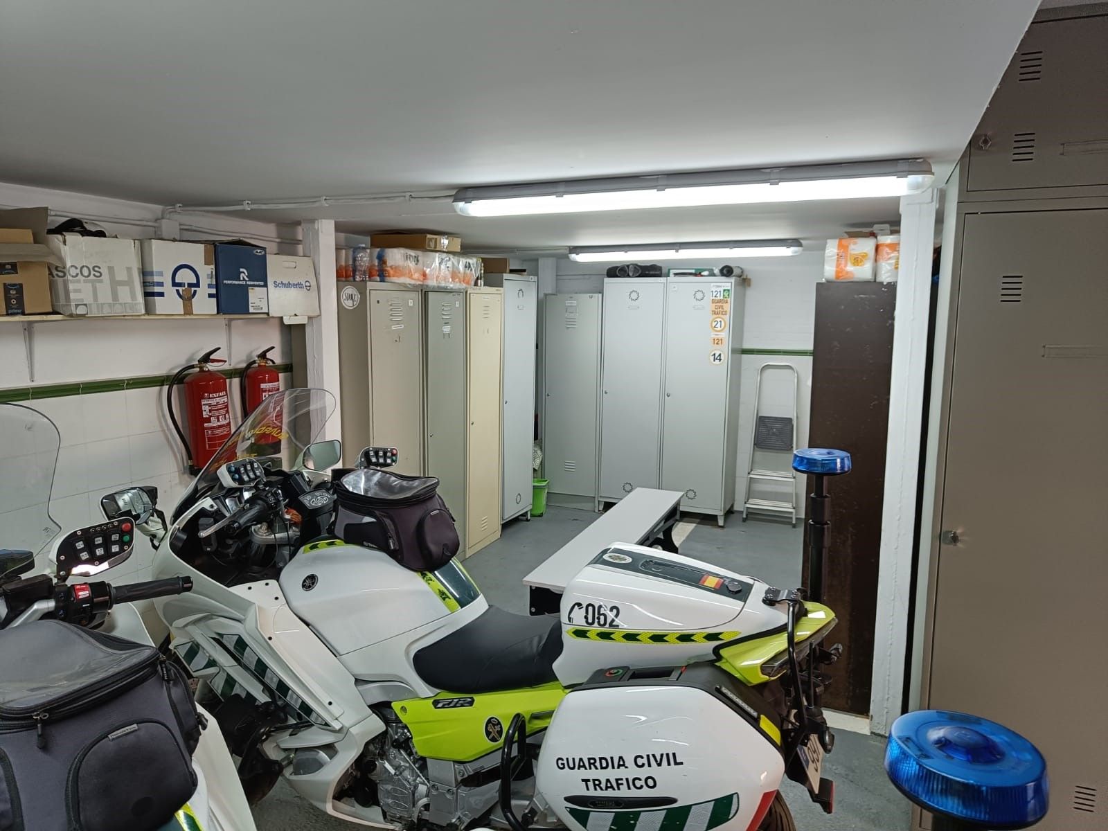 Las taquillas están dentro del garaje de los vehículos y no hay ventilación. Fotografía: AUGC.