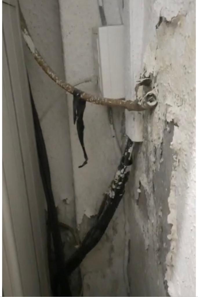 Interior de las dependencias de la Guardia Civil en Getafe. El mal estado de las paredes ya afecta a las instalaciones eléctricas.