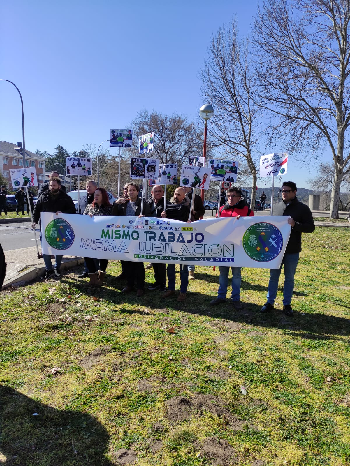 Plataforma por una jubilación digna y la plena equiparación salarial de Policías y Guardias Civiles se concentra frente al Palacio de la Moncloa