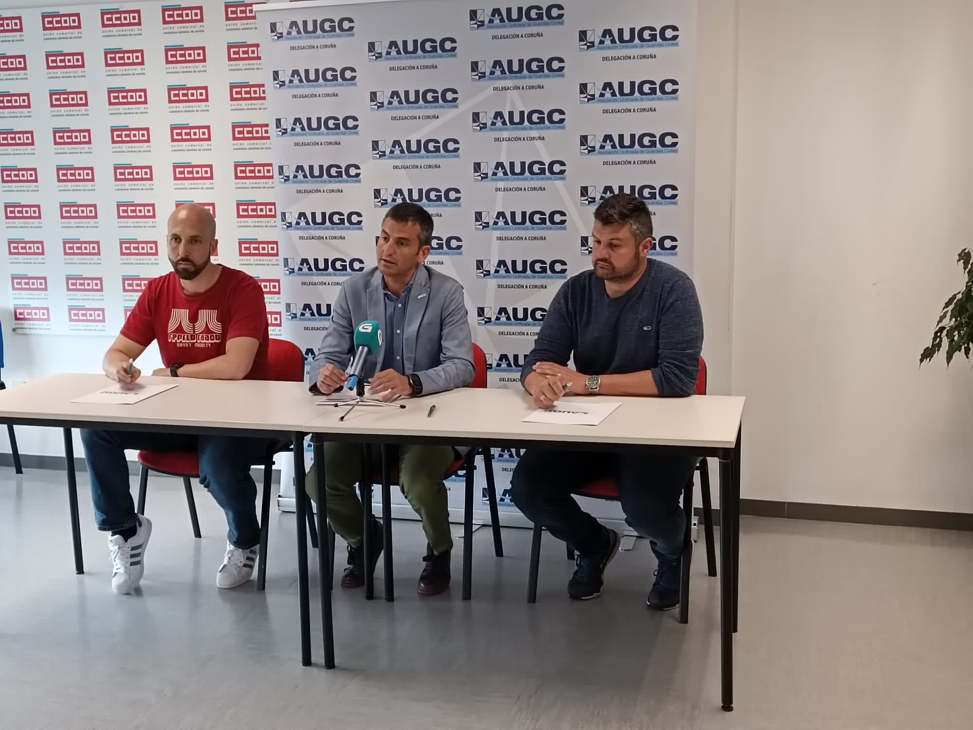 Rueda de Prensa Galicia. En el medio el Secretario General de AUGC, Juan Fernández. A la izquierda Diego Madrazo, Secretario General Provincial de Coruña y a la derecha Oscar Fustes, Secretario General Provincial de Lugo y Secretario General Federal de Galicia.