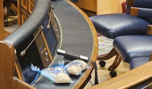 Bolsas de pan en el escaño del ministro del Interior.