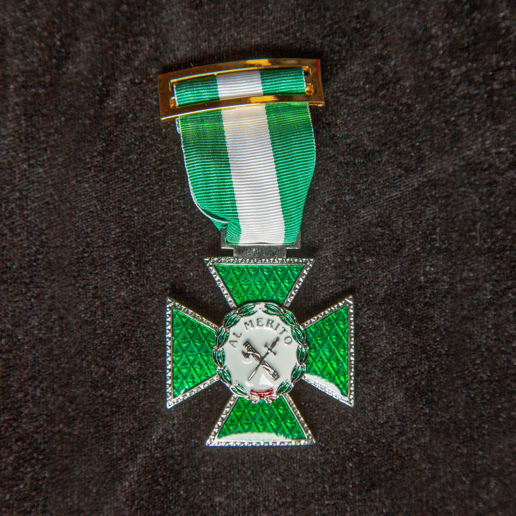 Condecoración mérito de la Guardia Civil día del Pilar.