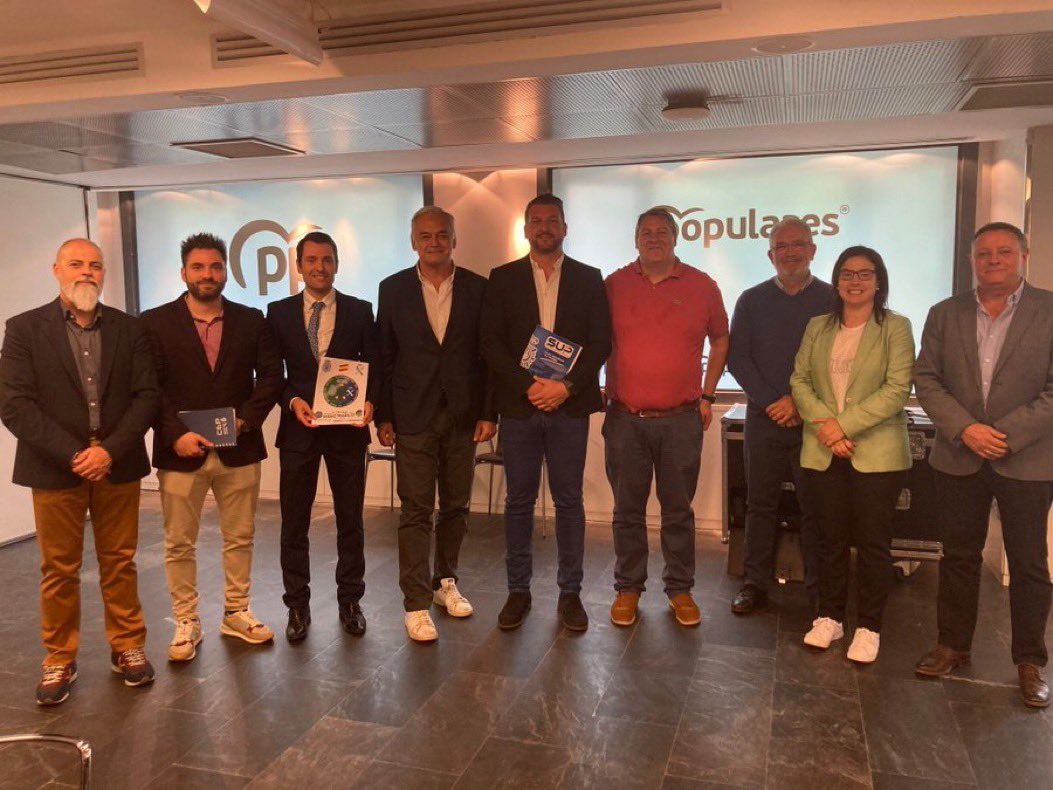 Representantes de la Plataforma por una Jubilación Digna y la Plena Equiparación  Salarial, junto a miembros del Partido Popular