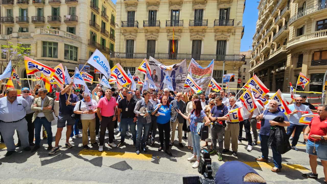 Concentración frente al emblemático edificio de la Jefatura Superior de Policía de Cataluña.